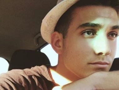 Δείτε το γιο του Γιάννη Πλούταρχου να τραγουδάει στο γκαράζ του σπιτιού του (βίντεο)